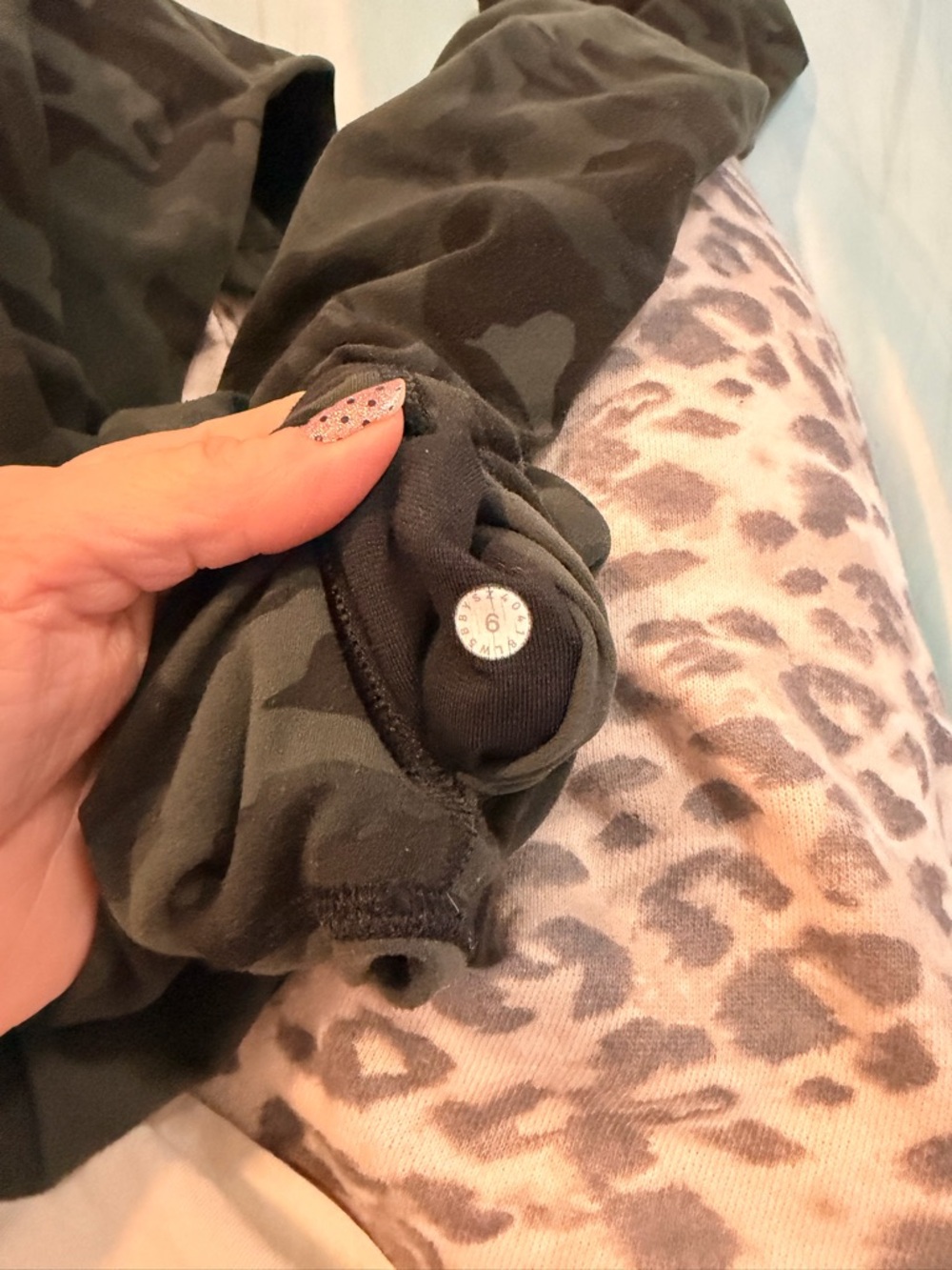 lululemon athletica Dark Green Camo Leggings - great shape! Size 6 - Picture 5 of 5